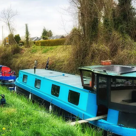 בית נופש 5 Star Stunning Houseboat, No Experience Required *
