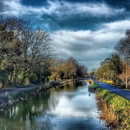בית נופש 5 Star Stunning Houseboat, No Experience Required Monasterevin