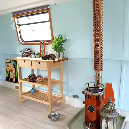5 Star Stunning Houseboat, No Experience Required *