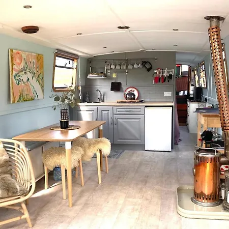 5 Star Stunning Houseboat, No Experience Required Enjoy The Romantic Trip Monasterevin