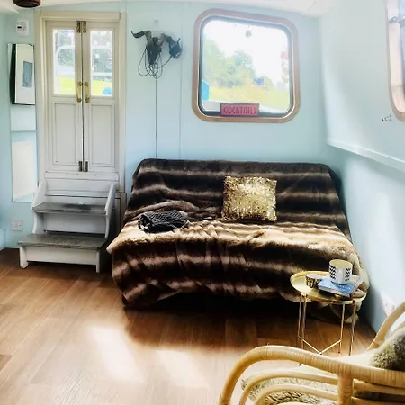 5 Star Stunning Houseboat, No Experience Required Enjoy The Romantic Trip Holiday home *
